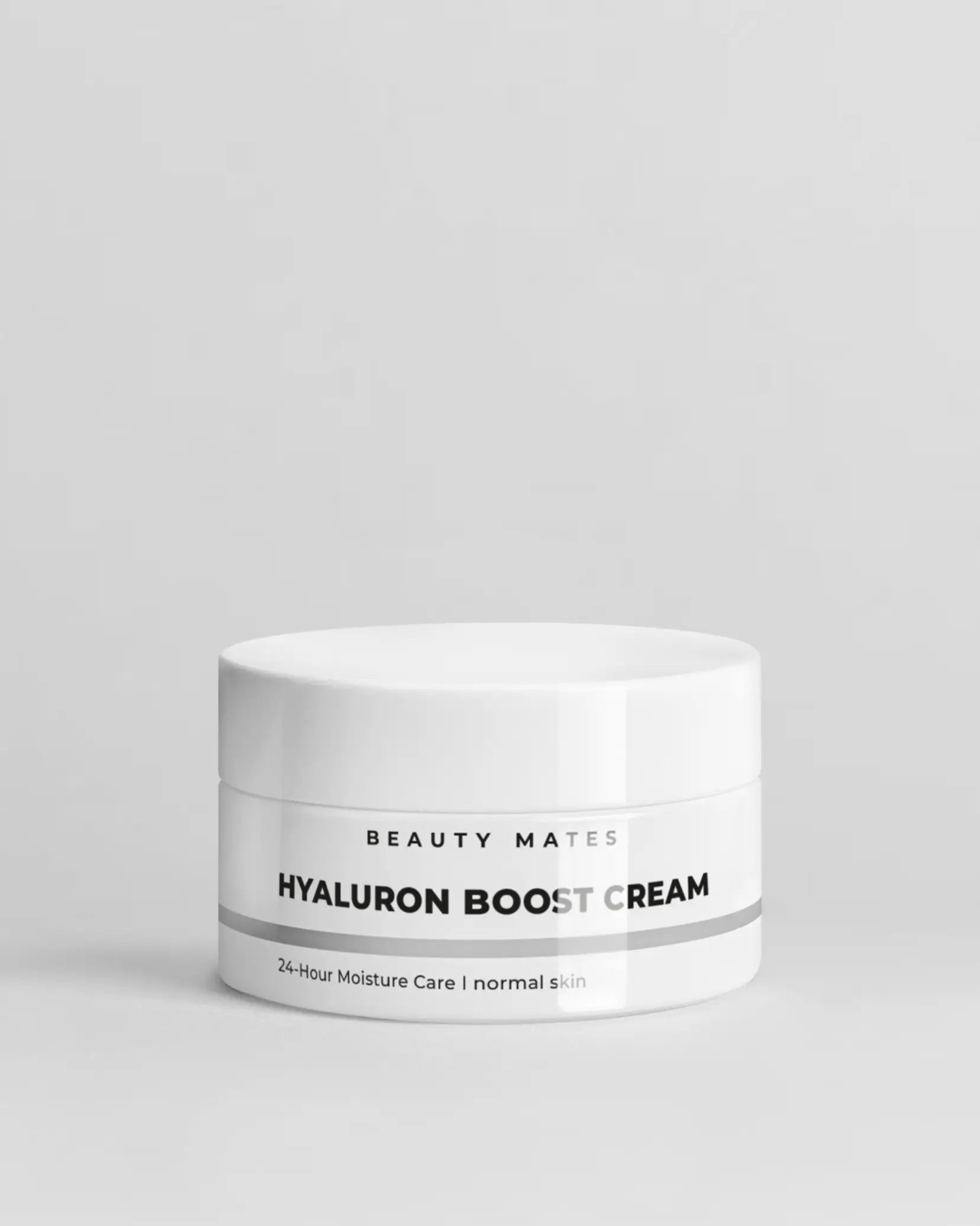 Beauty Mates Hyaluron Boost Cream in einem weißen Tiegel, 24-Stunden Feuchtigkeitspflege für normale Haut.